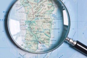 lente di ingrandimento su mappa sardegna