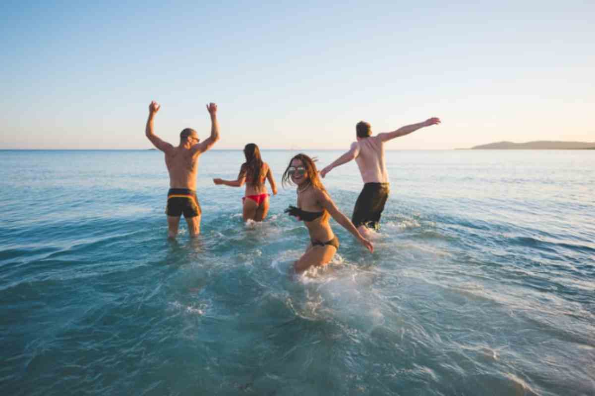 ragazz al mare