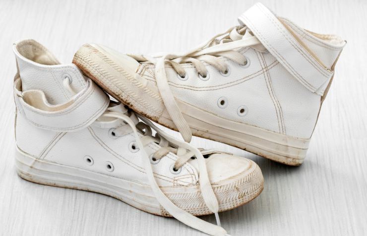 scarpe sportive con lacci sporche