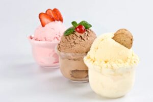 Tre coppette con gelato