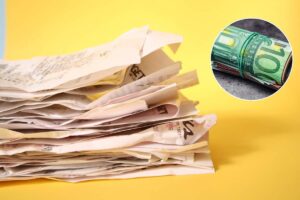 scontrini e banconote di euro arrotolate