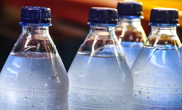Bottiglie con acqua fredda all'interno