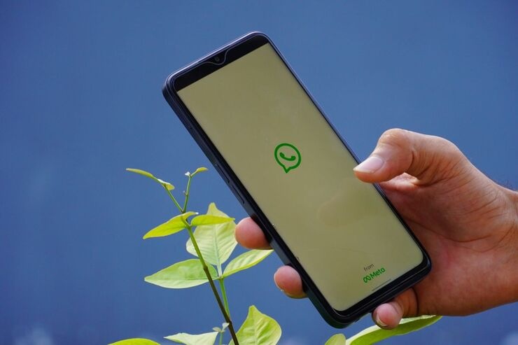 Smartphone con schermata WhatsApp