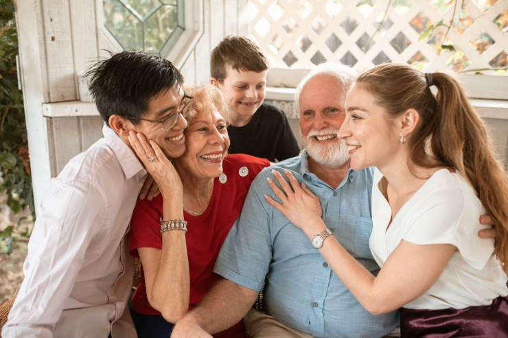 famiglia felice nonni e nipoti