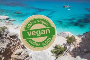spiagga sardegna e logo vegano