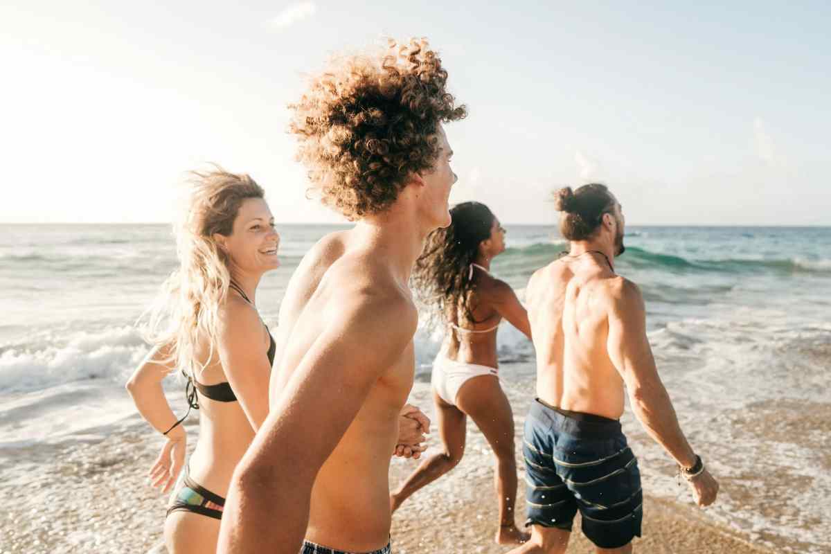 Persone che corrono sulla spiaggia