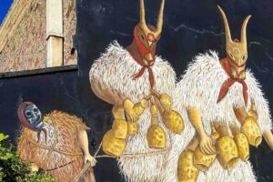 maschere tradizionali su murales in sardegna