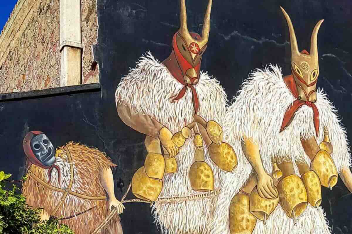 maschere tradizionali su murales in sardegna