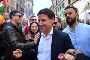giuseppe conte sorride durante una manifestazione