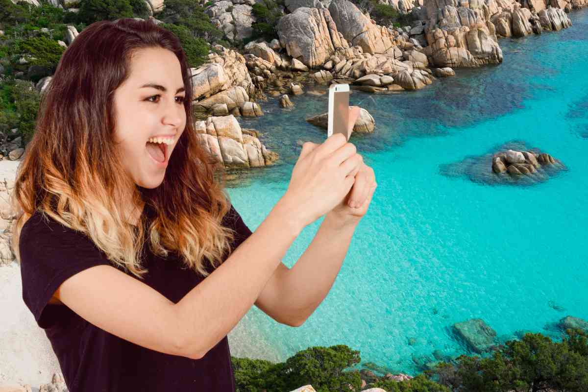 sfondo mare sardegna e donna che fa foto con smartphone