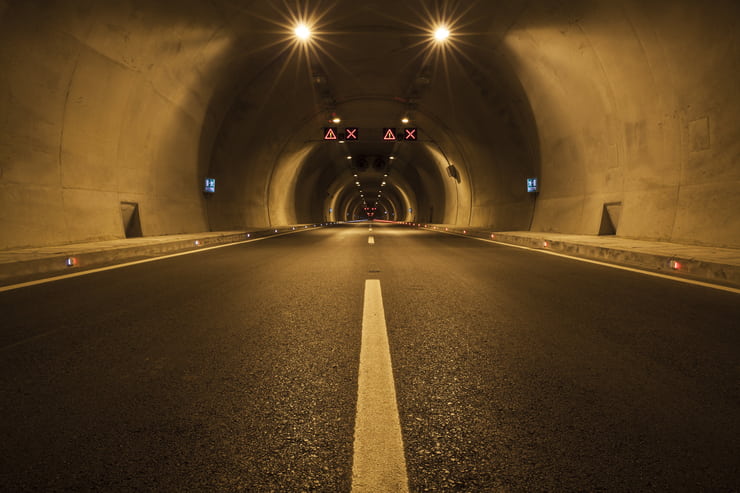 Strada che procede in un tunnel