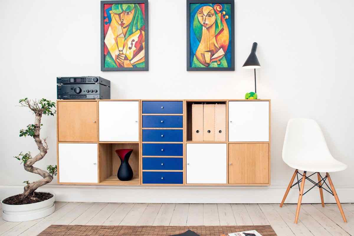 Arredamento IKEA libreria e sedia