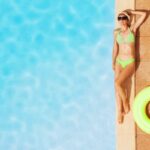 donna in piscina e ciambella