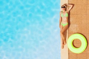 donna in piscina e ciambella