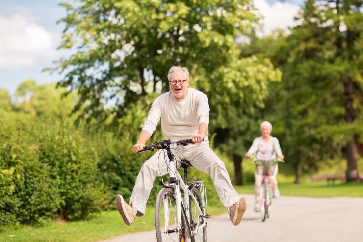 uomo e donna in bici 