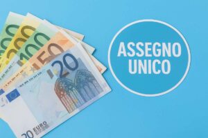 Banconote euro su sfondo azzurro e scritta "Assegno Unico"