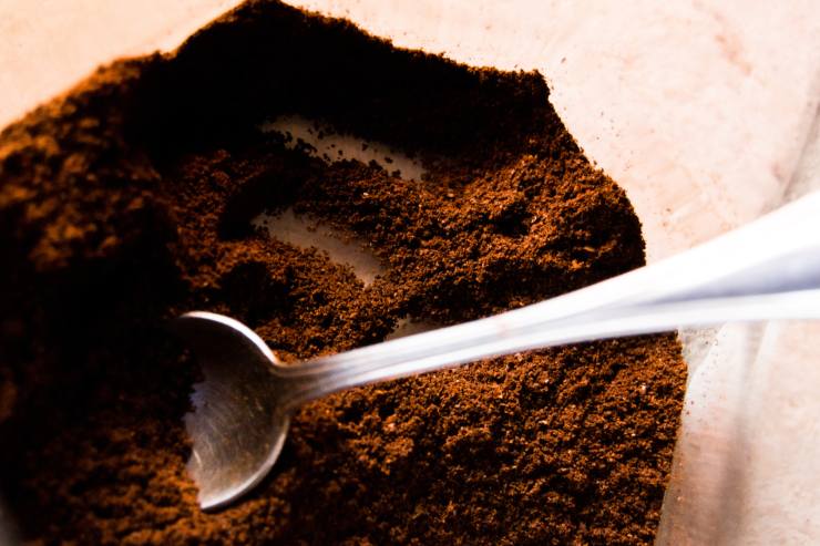 Caffè in polvere e cucchiaino 