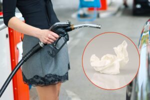 Ragazza con la pompa del carburante in mano e cornice con un fazzoletto