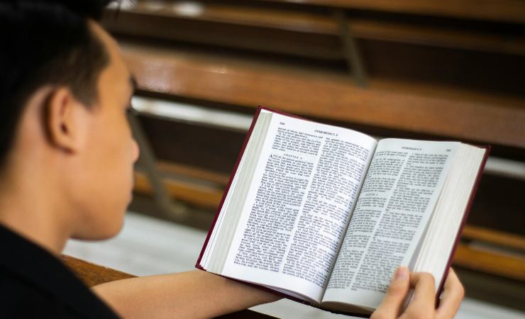 fedele legge testo sacro in chiesa