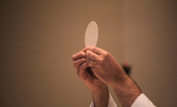 sacerdote con ostia