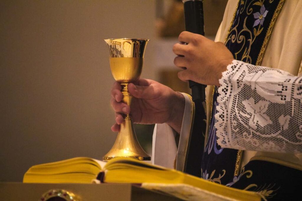 sacerdote con calice