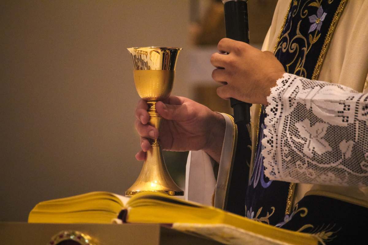sacerdote con calice