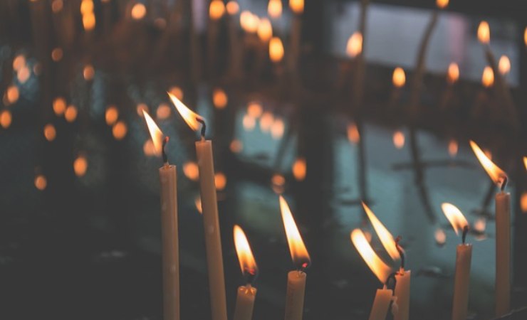 candele in chiesa