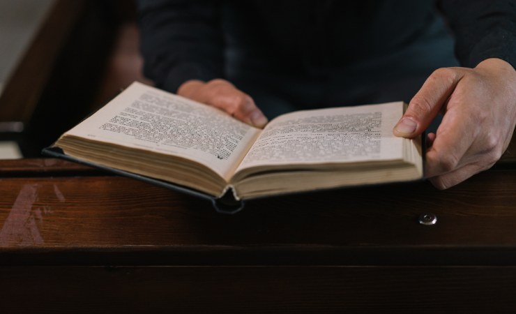 fedele in chiesa con bibbia