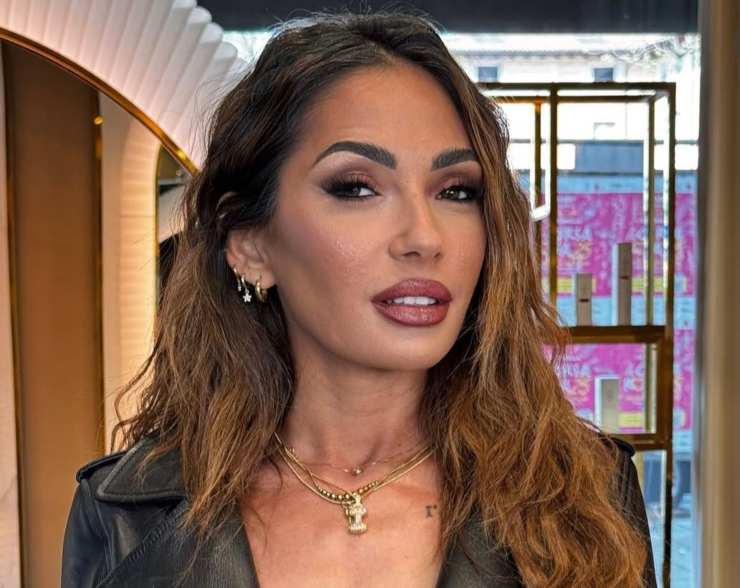 Ida Platano nel suo studio di parrucchiere