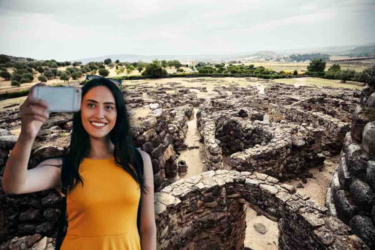Su Nuraxi di Barumini e ragazza fa selfie