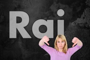 Rai e donna con pollici in giù