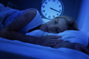 donna a letto che non riesce a dormire