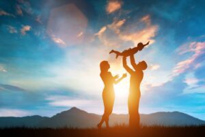disegno madre e padre che tiene in braccio bambino