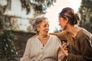 donna pensionata con altra donna