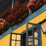 balcone con molti fiori