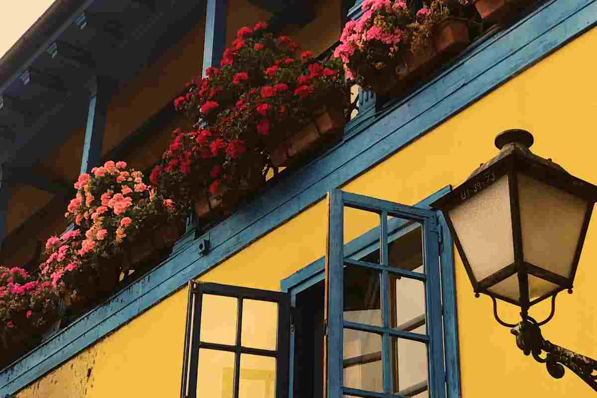 balcone con molti fiori