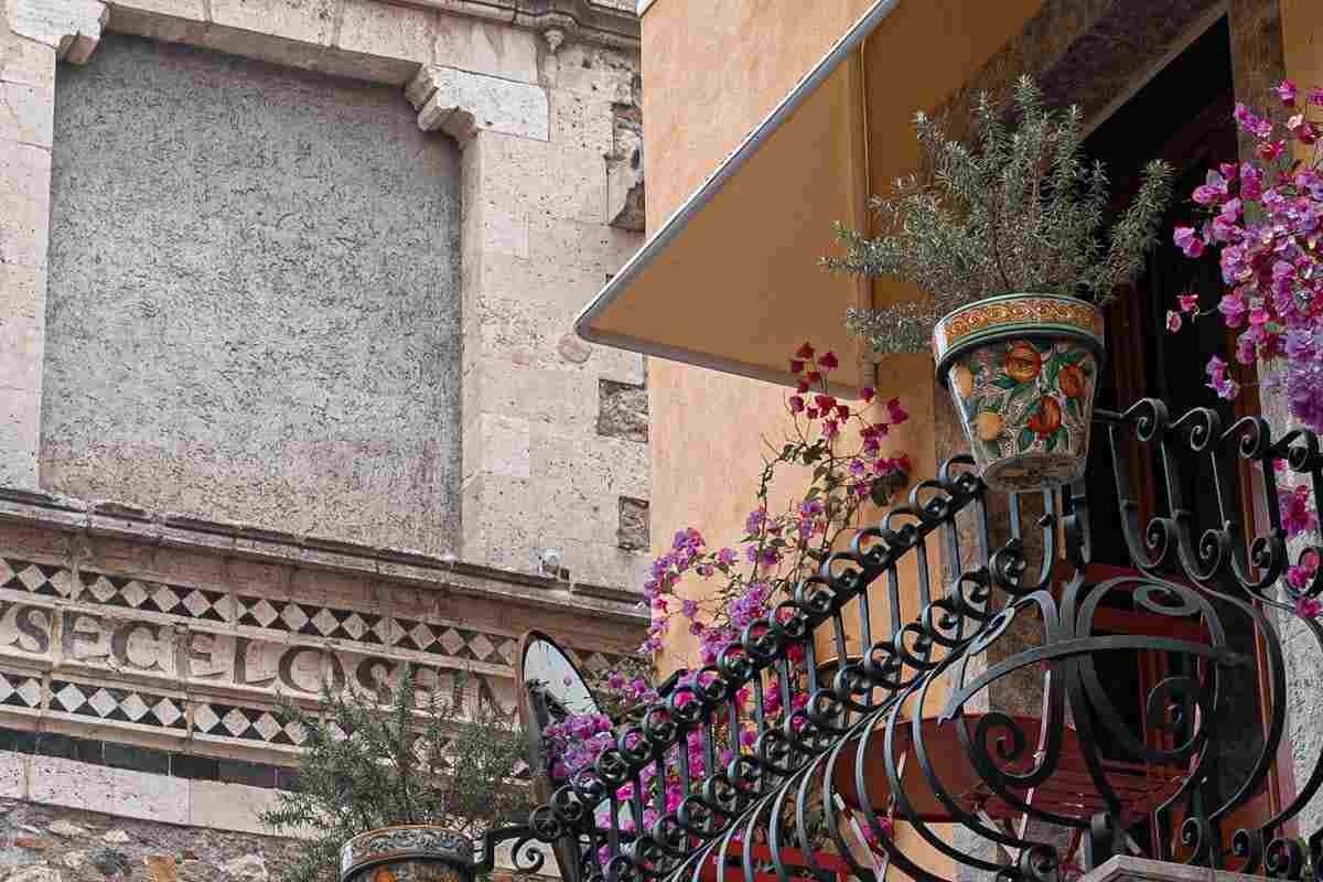 balcone con fiori