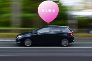 auto in strada e palloncino con la scritta bonus