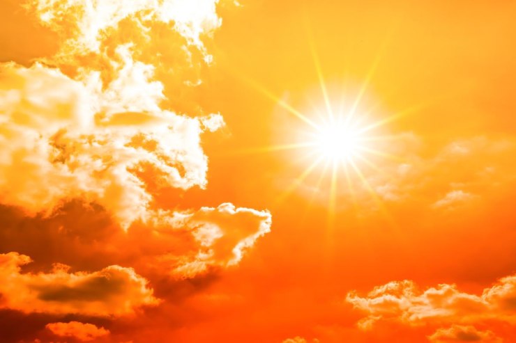 sole cocente e nuvole