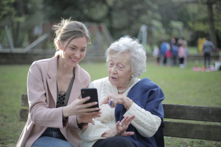 nonna e nipote seduti su panchina