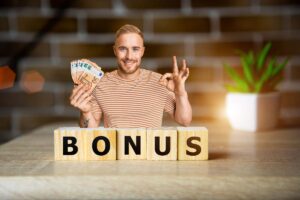 scritta bonus e uomo con banconote in mano