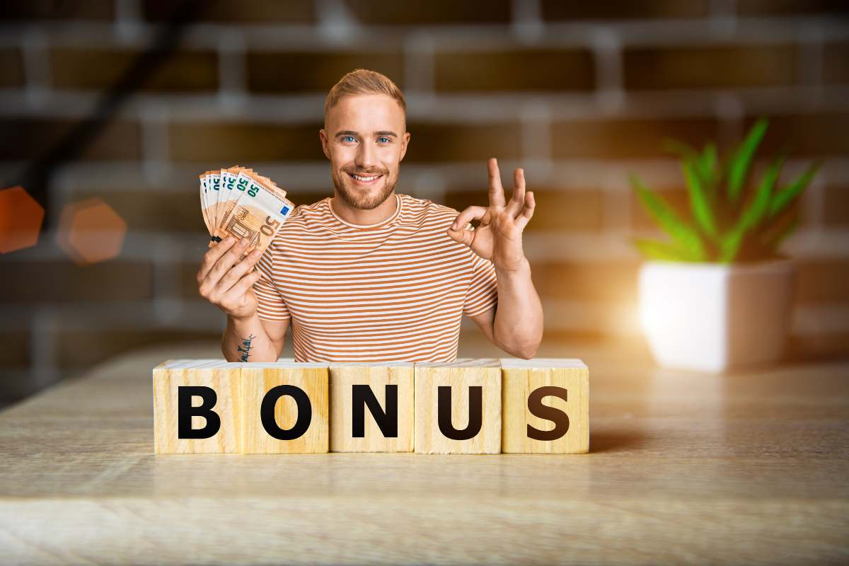 scritta bonus e uomo con banconote in mano