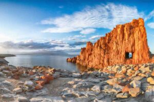 mare con sassi e falesie rosse