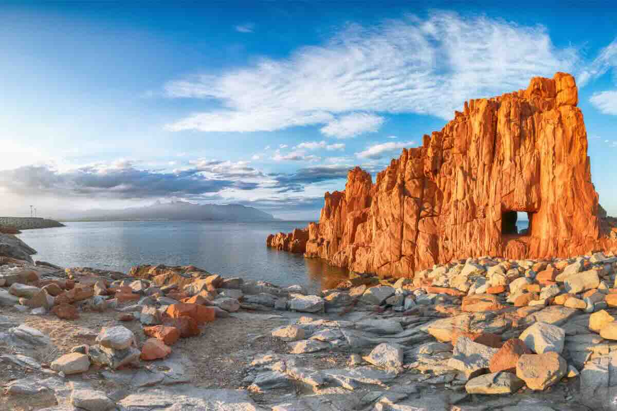 mare con sassi e falesie rosse