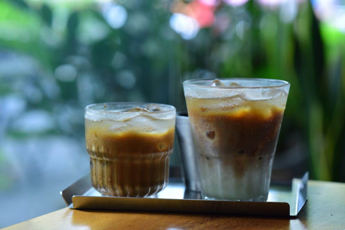 caffè in due bicchieri di vetro