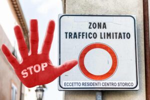 cartello ztl e mano con scritta stop