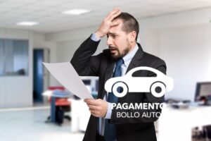 uomo disperato con documento in mano e disegno auto con scritta pagamento bollo auto