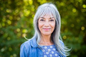 donna con i capelli bianchi