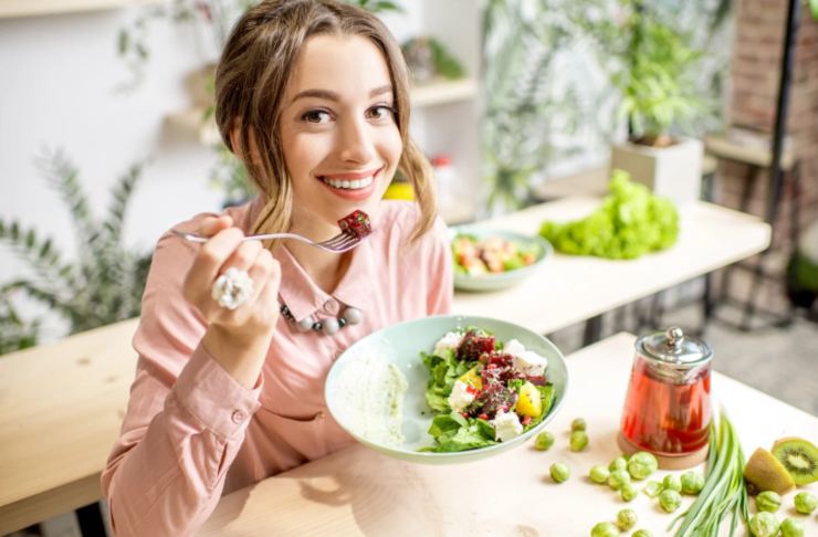 donna che mangia un'insalata