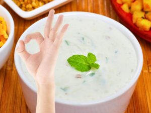 sfondo crema dietetica e mano fa ok